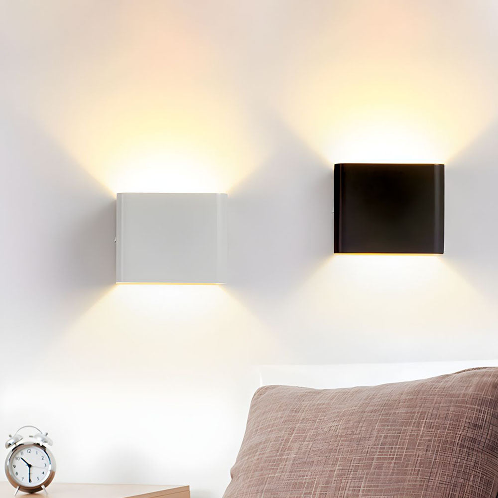 Laurion – Luksusowa lampa ścienna w kształcie sześcianu o nowoczesnym designie, zapewniająca stylowe oświetlenie nastrojowe