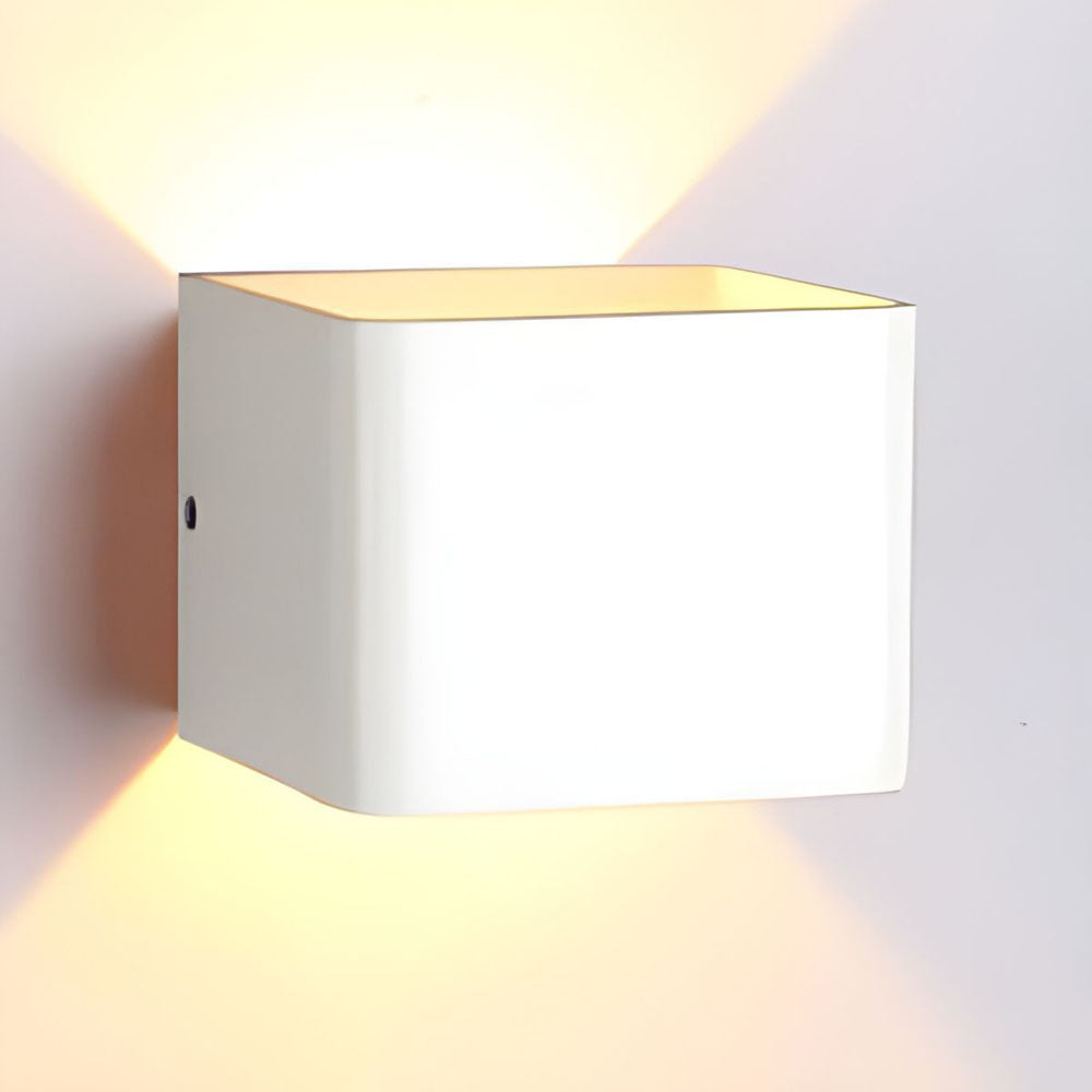Laurion – Luksusowa lampa ścienna w kształcie sześcianu o nowoczesnym designie, zapewniająca stylowe oświetlenie nastrojowe