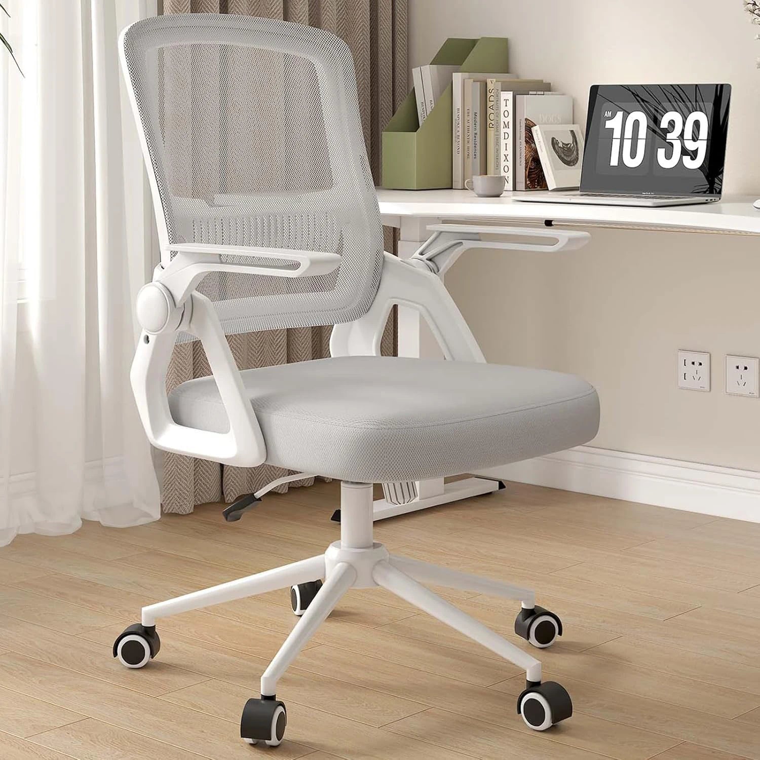 Favora - Ergonomiczny fotel biurowy z siatki ze składanymi podłokietnikami i podparciem lędźwiowym
