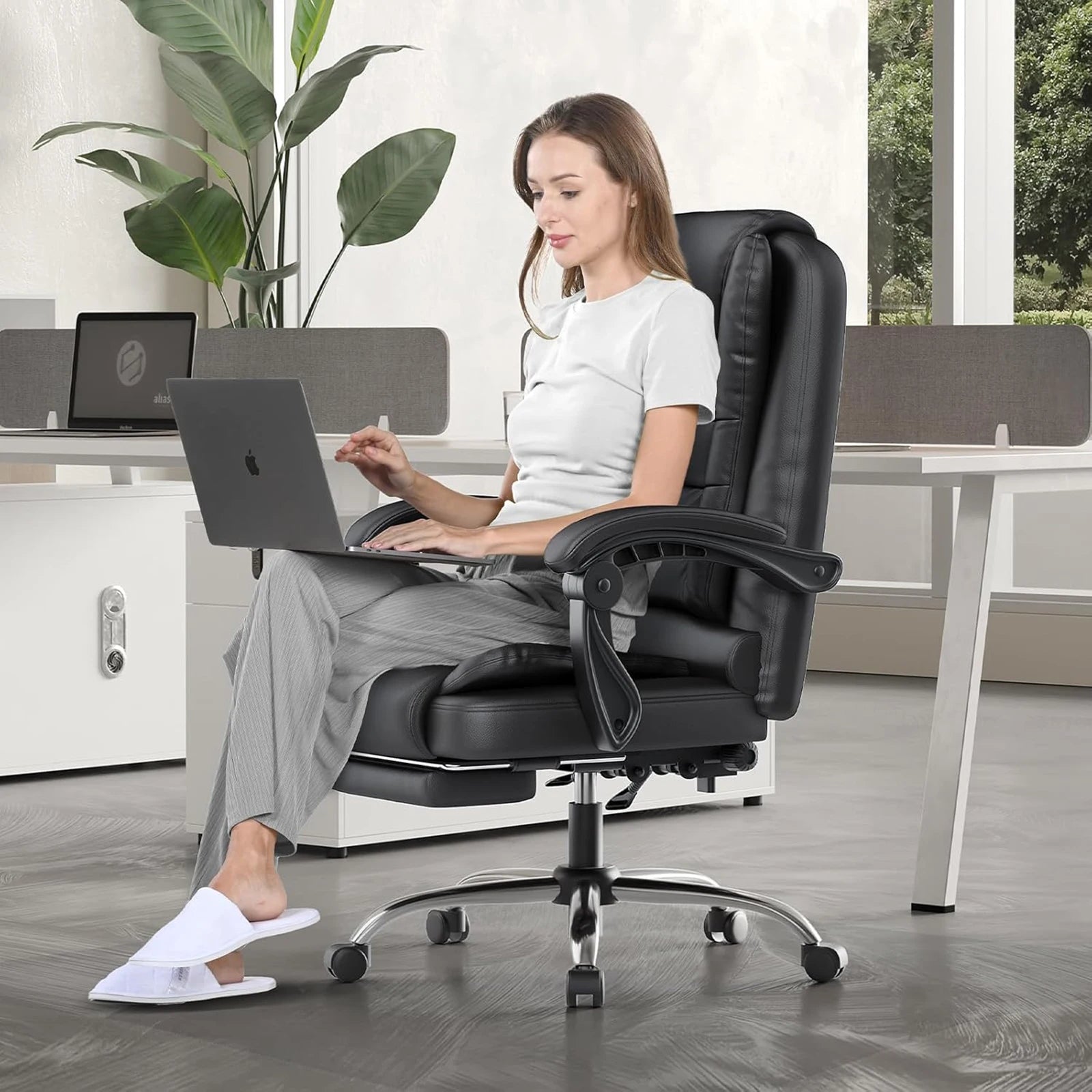 Viantra - Fotel biurowy z podnóżkiem i wysokim oparciem. Ergonomiczny fotel biurowy do domu.