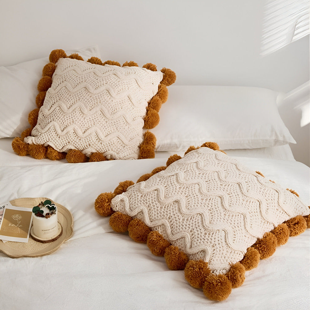 Domitia - Gebreide Kussenhoes met Kwastjes in Boho Stijl