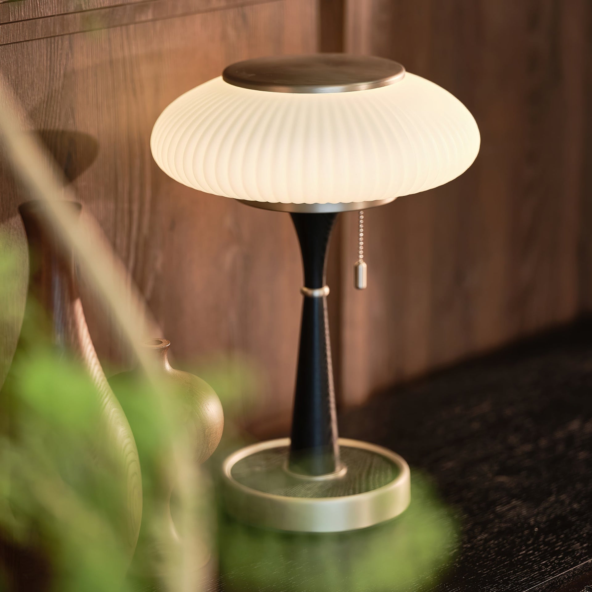 Brontea - Nowoczesna lampa stołowa w kształcie grzyba o minimalistycznym designie