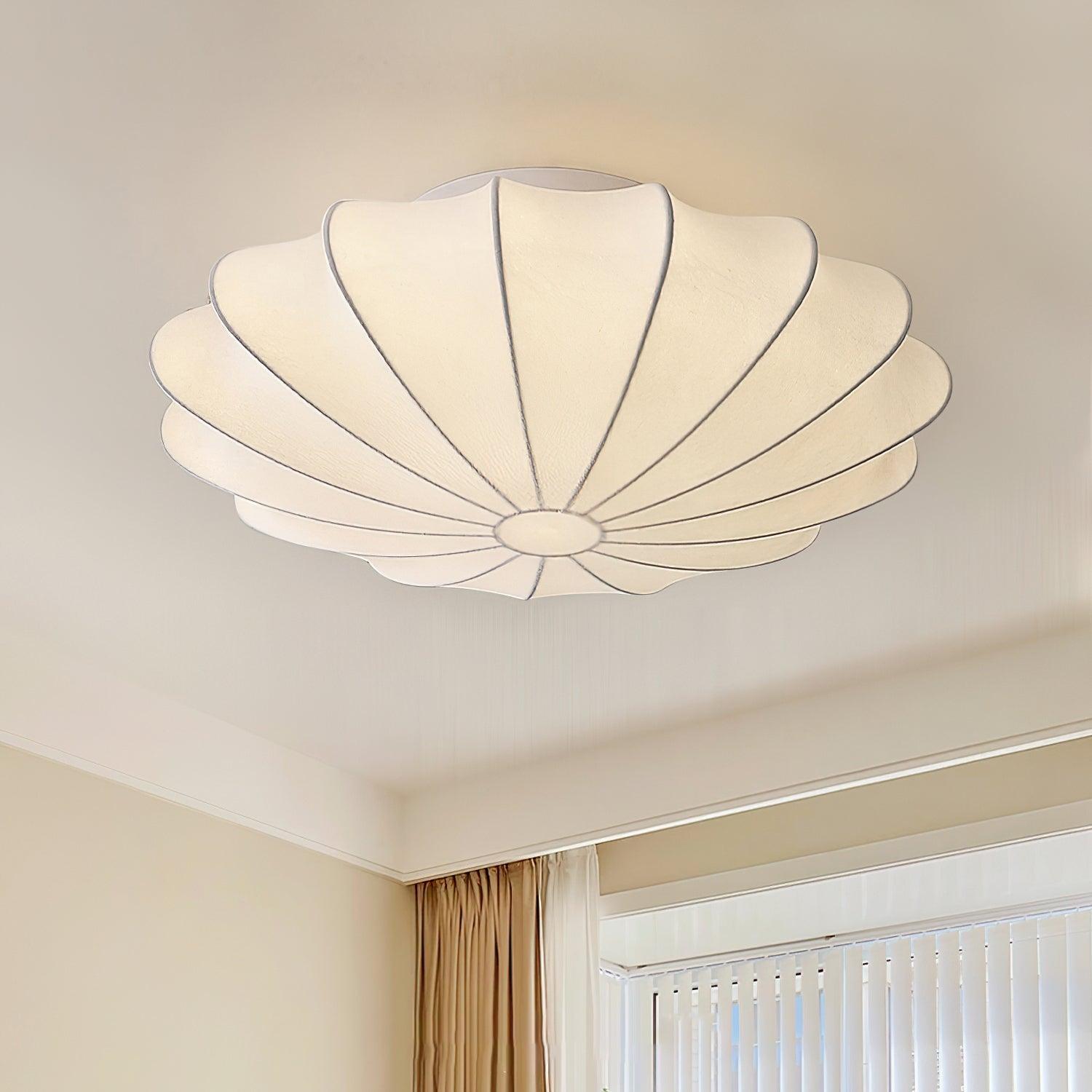 Koralia - Lampa sufitowa z tkaniny w kształcie muszli o eleganckim designie