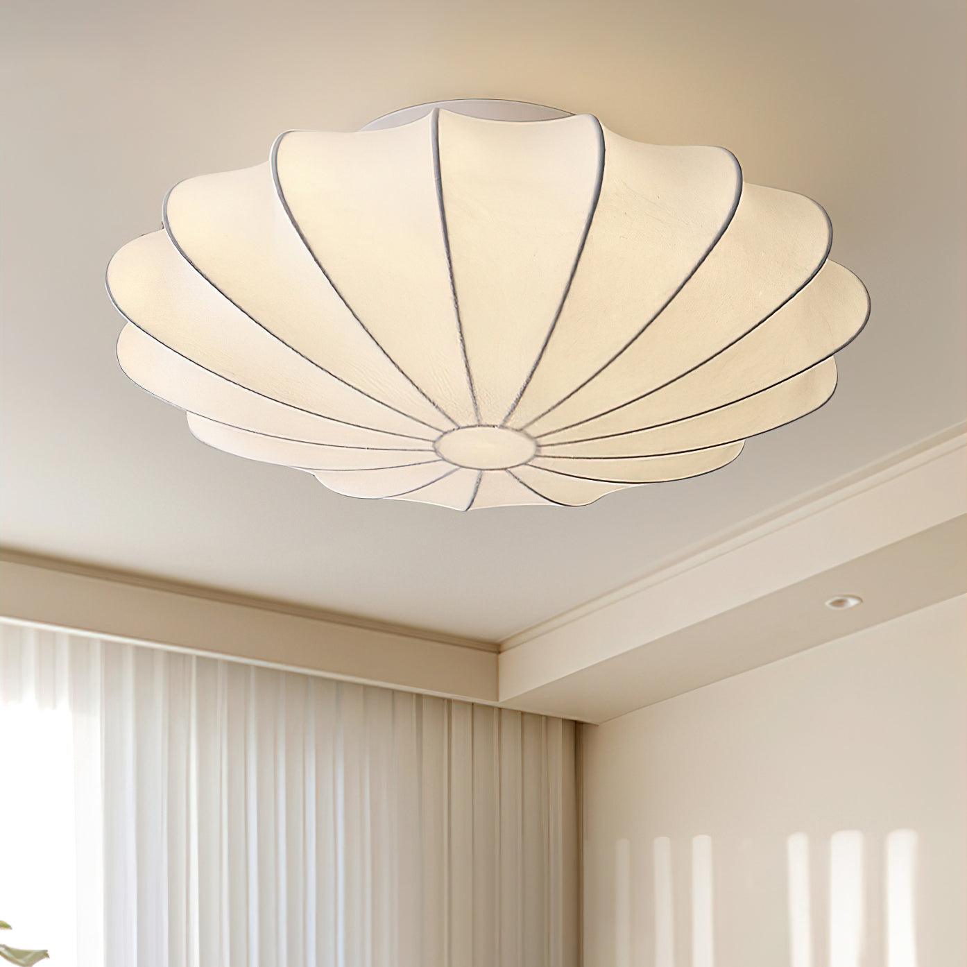 Koralia - Lampa sufitowa z tkaniny w kształcie muszli o eleganckim designie