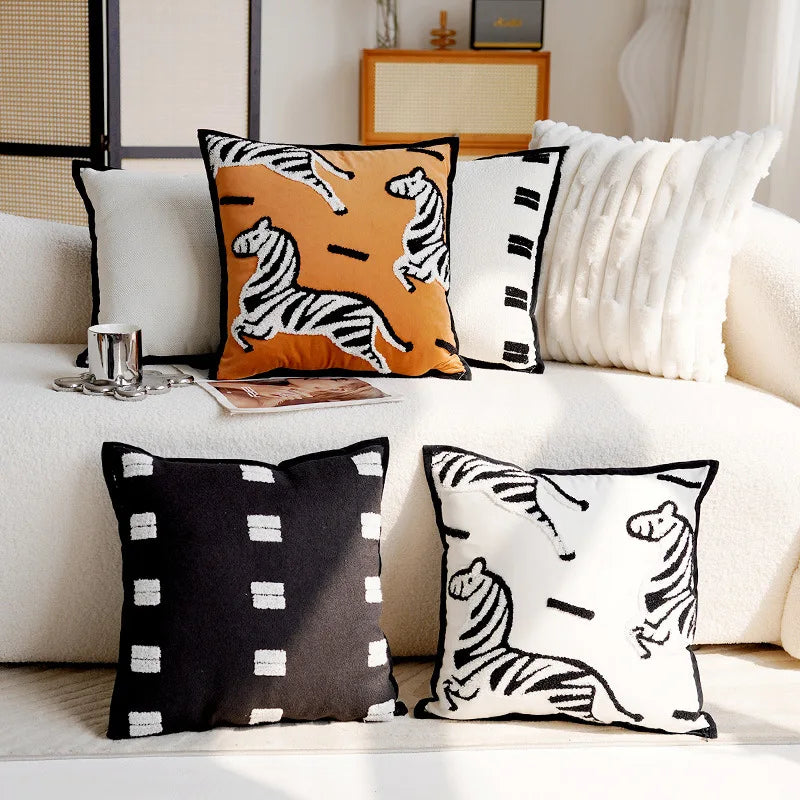 Theona - Luxe Geborduurd Sierkussen met Paardenprint voor Bank en Woonkamer