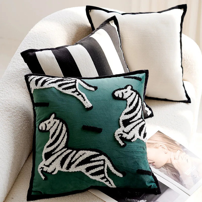 Theona - Luxe Geborduurd Sierkussen met Paardenprint voor Bank en Woonkamer